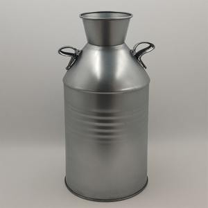 Bidon de lait galvanisé durable fabriqué à la main avec une finition rustique, parfait pour les fermes de jardin et les maisons élégantes - Product Image 4