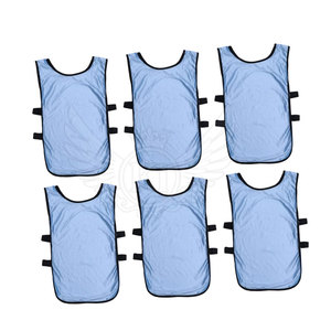 Gilets d'entraînement sportif sur mesure conception différente hommes portent des bavoirs de football en tissu polyester en vente - Product Image 3