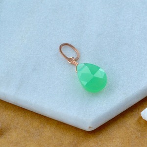 Pendentif en chrysoprase en forme de larme, pierre de naissance, pierre précieuse verte, plaqué or rose, charme délicat fait à la main, bijoux - Product Image 1