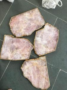 Sous-verres en pierres précieuses en quartz rose avec bords dorés pour mariages et bars Baguettes de massage européennes sculptées à la main avec style d'amour - Product Image 4