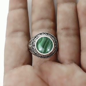 Malachite pierre précieuse couleur verte forme ronde solide 925 en argent Sterling à la main bague bijoux en argent Sterling bague bijoux - Product Image 4