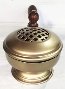 Quemador de incienso de latón elegante ecológico con tono dorado, ideal para hogares religiosos y áreas de meditación pacíficas - Product Image 4