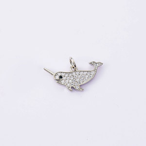Trendiger Funkelnder Narwal-Anhänger mit Echtgold-Finish und Zirkon-Einlage, Filigraner Ozean-Inspirierter Schmuck für Geburtstage - Product Image 3