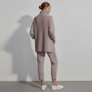 Conjunto de sudadera y Jogger de cuello alto extragrande personalizado para mujer - Product Image 2