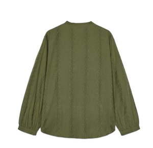 Camisa verde oliva de manga larga ultraligera para mujer, perfecta para ropa informal, disponible a granel - Product Image 1