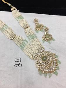 Ensemble de collier et boucles d'oreilles Kundan Mosenite exquis pour les mariages, les fiançailles, les anniversaires et les occasions spéciales - Product Image 3