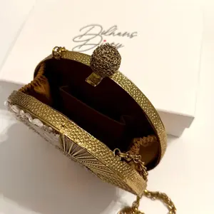 Bolsos de mano de lujo hechos a mano de diseñador para mujer, para bodas y eventos nocturnos, con características de nácar, disponibles a granel - Product Image 4