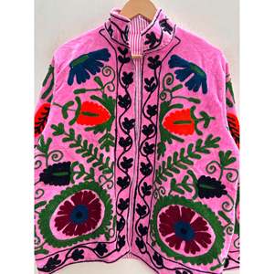 Veste bomber réversible matelassée Bibi Blossom, manteau d'automne-hiver en velours rose bonbon avec broderie Suzani, style bohème - Product Image 2