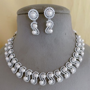 Conjunto de collar de diseñador de piedra AD con acabado plateado de la mejor calidad a la moda con pendientes para colección de ropa de boda para mujeres y niñas - Product Image 1