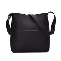 Bolso de Mano Cruzado de Cuero Genuino con Logotipo Personalizado, Color Negro Sólido, de Grano Completo, Abierto, Portátil, Estilo Vintage