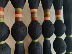 Suspension murale en macramé verticale en forme de boule noire pour la décoration moderne de la maison, affichage mural élégant et style d'intérieur raffiné en provenance d'Inde - Product Image 4