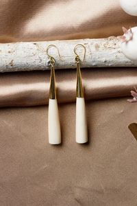 Boucles d'oreilles en os magnifiquement conçues pour femmes, bijoux traditionnels, motif en pierre de perle pour les fêtes, les fiançailles, les mariages - Product Image 4