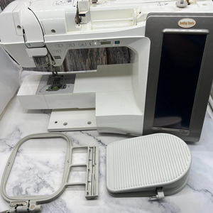 Machine à coudre et à broder informatisée B-a-b-y Lock E-l-l-e-g-a-n-t-e BLG, vidéo intéressante - Product Image 1