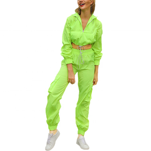 Conjunto cortavientos de chaqueta y pantalón con cremallera personalizada al por mayor 2024, conjunto de chándales cortavientos de dos piezas de nailon y poliéster para mujer - Product Image 1