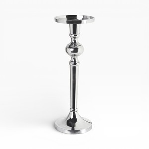 Paire de bougeoirs en métal argenté poli avec corps sculpté pour des décorations sophistiquées - Product Image 5