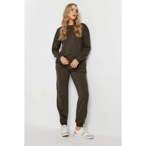 Tenue de sport personnalisée pour femmes musulmanes avec haut de sport ample en tissu respirant et ensemble de survêtement grande taille modeste - Product Image 1