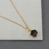 Collier Pendentif Chaîne à Maillons en Laiton Plaqué Or avec Onyx Noir, Finition Brossée, Sertissage à Griffes, Bijou Tendance Classique pour Anniversaire