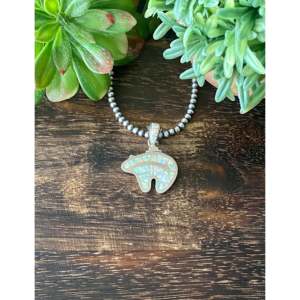 Pendentif artisanal Navajo en forme d'ours, incrusté d'opale blanche et d'argent sterling - Product Image 1