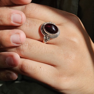 แหวนเงินแท้ 925 ประดับพลอยโกเมน สำหรับทุกเพศ คุณภาพเยี่ยม เหมาะสำหรับงานแต่งงาน งานหมั้น ของขวัญวันครบรอบ งานศาสนา และงานเลี้ยงต่างๆ - Product Image 2