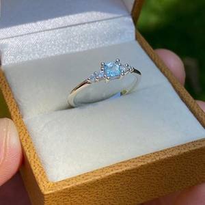 Anillo de compromiso de circonita cúbica Azul Aguamarina de 6mm en plata con piedras laterales, joyería de promesa clásica, fabricante OEM al por mayor - Product Image 3