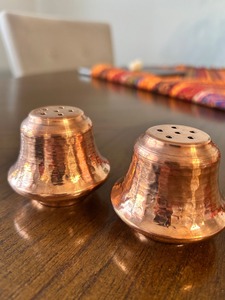 Juego de sal y pimienta de latón hecho a mano con un diseño elegante perfecto para mesas de comedor finas e interiores de cocina clásicos - Product Image 3