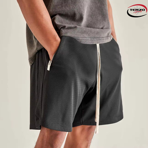 Pantalones cortos de entrenamiento de gimnasio de color personalizado de alta calidad para hombre High Street sólido sublimado transpirable bolsillos de secado rápido hechos en Pakistán - Product Image 2