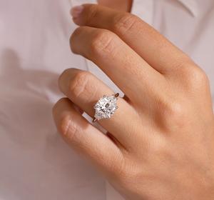 Anillo de compromiso de tres piedras de diamante con corte de cojín de 11mm | Piedras laterales trapezoidales Plata de Ley 18K chapado en oro minimalista nupcial - Product Image 4