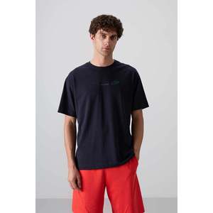 เสื้อยืดคอกลมโอเวอร์ไซส์พิมพ์ลายสำหรับผู้ชาย Tommylife Wholesale รุ่น 88330 สีดำ - สีน้ำเงินกรมท่า - Product Image 2