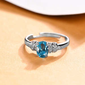 Bague ajustable pour homme CLARA en argent sterling 925, style romantique, avec topaze ovale et pierre solitaire bleue - Product Image 2