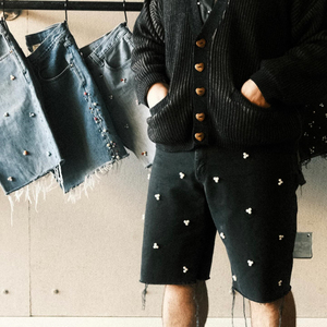 Shorts de sport pour hommes en denim non tissé respirant, avec logo personnalisé, effet vieilli et strass, pour le travail en extérieur et la course à pied – Vente chaude - Product Image 4