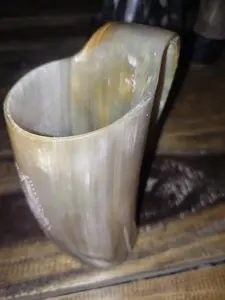 Tasse en corne de buffle naturelle fabriquée à la main avec gravure d'art culturel pour un plaisir confortable de la bière au prix de gros - Product Image 3