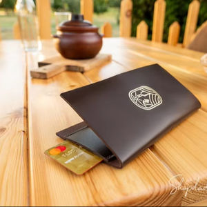 Carpeta de facturas de cuero genuino hecha a mano con logotipo personalizado al por mayor con soporte para recibos y talonario de cheques, al por mayor - Product Image 1