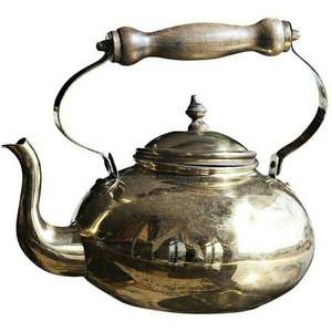 Bouilloire à thé traditionnelle en laiton indien pour une expérience de thé authentique avec une construction robuste et une brillance dorée riche - Product Image 5