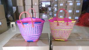 Panier de courses surdimensionné en raphia coloré de Madagascar, sac de plage en paille naturelle avec poignées en cuir et fermeture à cordon - Product Image 6