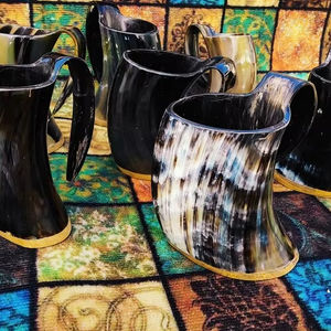 ฮอร์นไวกิ้งขัดธรรมชาติพร้อมขาตั้งสำหรับดื่มในยุคกลางอาหารปลอดภัยและ100% ของแท้จากงานฝีมือมากมาย - Product Image 1