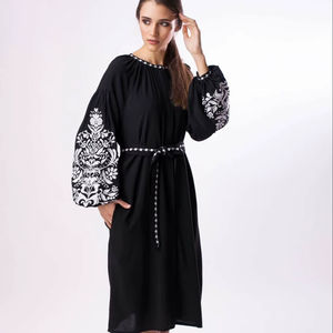 2021 haut en coton froissé brodé ukrainien col en v avec ceinture bohème noir brodé drees ukrainiennes - Product Image 1