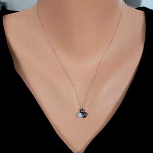 Collier en argent sterling 925 en forme de grain de café avec sertissage clos blanc et noir, pierre blanche - plaqué or rhodié platine - Product Image 1