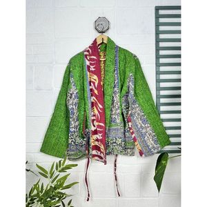 Chaqueta Kantha Vintage Cosida a Mano, Diseño Único, Estilo Boho Chic, Reversible, Corta, con Decoración de Parches para Primavera - Product Image 1
