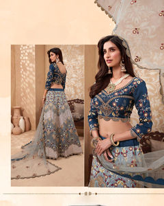 Lehenga en soie ombrée HEAVY ALIZEH avec doublure intérieure en santoon mat, chemisier en soie lourde et dupatta en filet papillon - Product Image 3