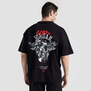 เสื้อยืด Aura 100% ผ้าฝ้ายลายกราฟิกสีดำ 280 กรัม เนื้อเจอร์ซีย์น้ำหนักเบา พิมพ์ลายซิลค์สกรีนแบบอัดแน่น ลายการ์ตูน สำหรับออกกำลังกาย - Product Image 1