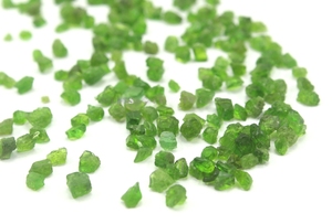 Ensemble de 50 pièces de tourmaline verte naturelle de 2 à 4mm, belles pierres précieuses brutes en vrac. - Product Image 3