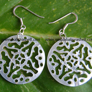 Pendientes de Concha Marina, Joyería de Plata Hecha a Mano de Bali, Diseño Redondo de 32 mm, Concha Artística para Regalo - Product Image 2