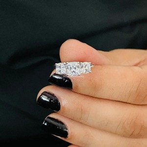 Anillo de compromiso solitario de diamante moissanita de tres piedras con corte de cojín de oro macizo de 14 quilates. - Product Image 4