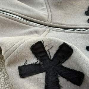 Sudadera con Capucha de Alta Calidad 360GSM con Lavado Ácido, Estilo Urbano, Bajo sin Rematar, Bordado Funcional Desgastado, Cremallera, Esencial de Invierno, Secado Rápido - Product Image 6