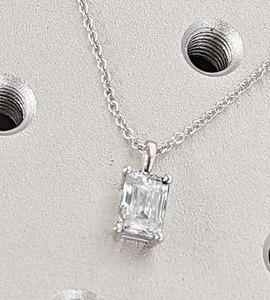 Collier Solitaire Lab Grown Diamant de laboratoire taille émeraude en or 14k Collier minimaliste pendentif en diamant de laboratoire - Product Image 3