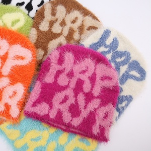 Vente en gros Bonnets d'hiver en tricot unisexes personnalisés en jacquard à pois crânes imprimés bonnets bon marché en cachemire mohair de créateurs - Product Image 6