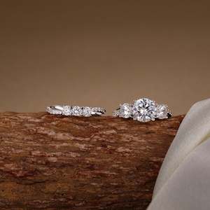 Anillo Jeulia con Tres Piedras de Corte Redondo en Plata de Ley - Product Image 5