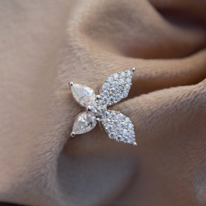 Pendentif papillon minimaliste en argent sterling 925 avec réglage délicat de broches Cadeau parfait pour elle-Pendentifs et breloques en moissanite - Product Image 1