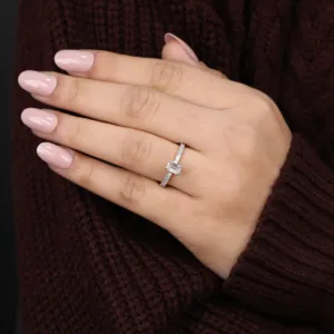 Anillo de Compromiso Solitario con Diamante Cultivado en Laboratorio, Corte Esmeralda con Detalles - Product Image 6