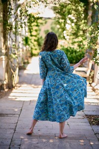 ชุดเดรสเลอาทำมือ สไตล์โบฮีเมียน ความยาวระดับน่อง พิมพ์ลายดอกไม้ด้วยมือ สีน้ำเงิน-น้ำตาล สำหรับใส่ลำลองหรือโอกาสพิเศษ - Product Image 2